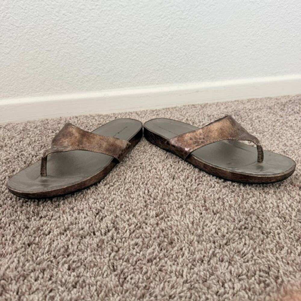 Bandolino Women's Sandals 8.5B Bronze Thongs Flip Flops Reptile Print .75 Heel - Picture 8 of 13